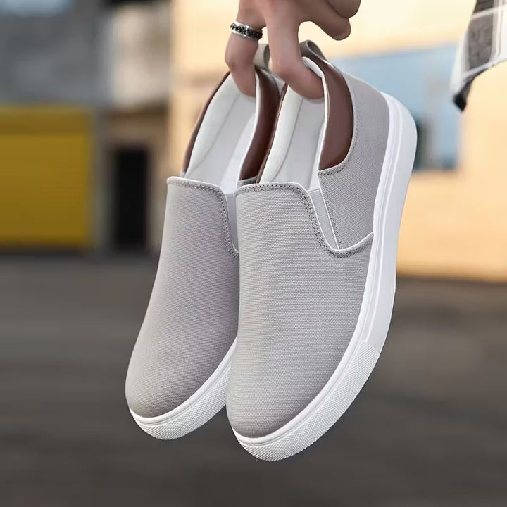 Lichtgewicht heren instappers: ademende canvas slip-on sneakers met elastische instap, ideaal voor casual zomerlooks.