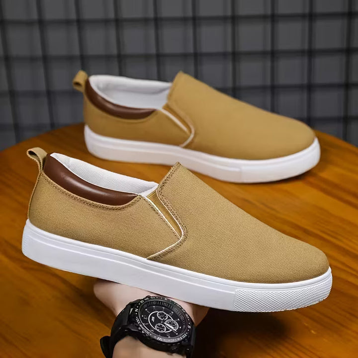 Comfortabele heren slip-on schoenen. Canvas instappers met ademende stof en elastische opening voor moeiteloos dragen.