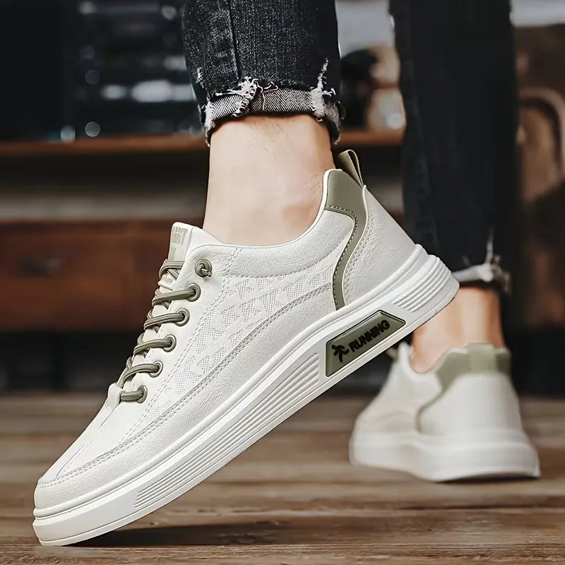 Man draagt casual heren platform sneakers met verhoogde zool, perfect voor dagelijks comfort en stijl.