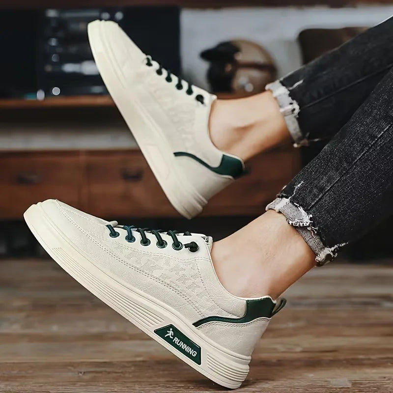 Detail van de robuuste verhoogde platform zool op casual heren sneakers, voor extra comfort en hoogte.