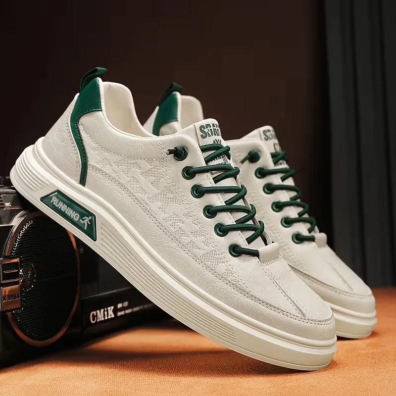 Zijaanzicht van stijlvolle heren platform sneakers met opvallende verhoogde zool, voor een trendy look.