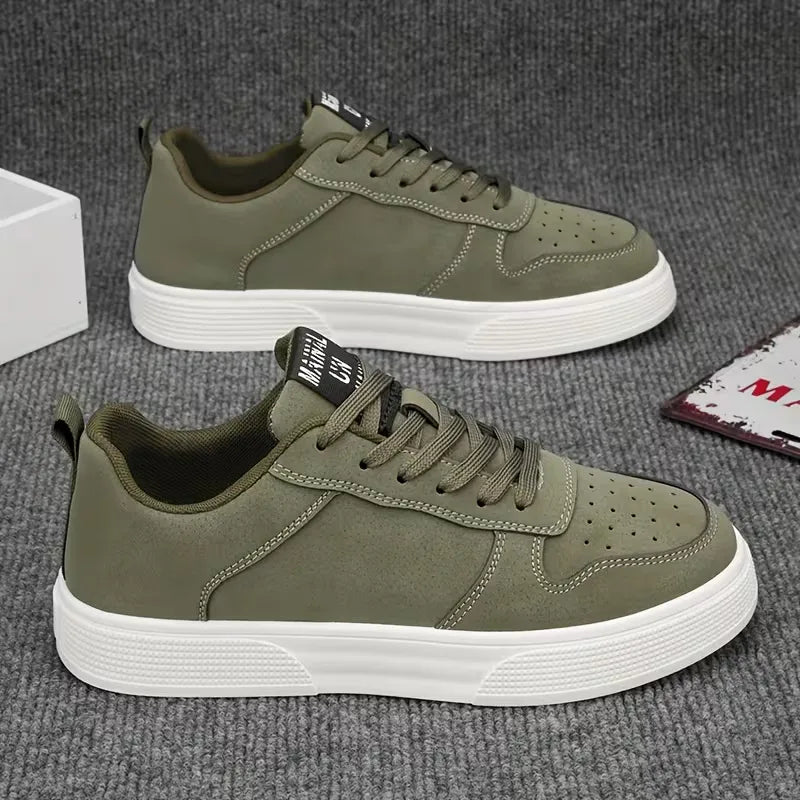 Heren vrijetijdsschoenen: faux suède sneakers met slipvaste zool voor grip, comfort en moderne voetmode.