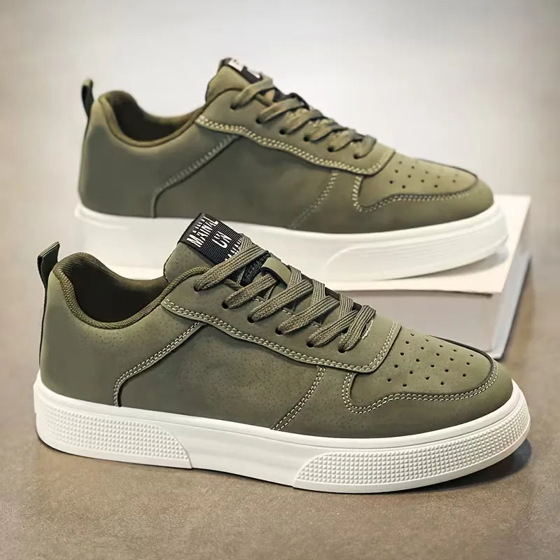 Stijlvolle heren wandelschoenen van faux suède, sportief, comfortabel en met een betrouwbare slipvaste zool.