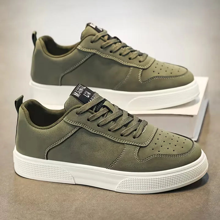 Stijlvolle heren wandelschoenen van faux suède, sportief, comfortabel en met een betrouwbare slipvaste zool.