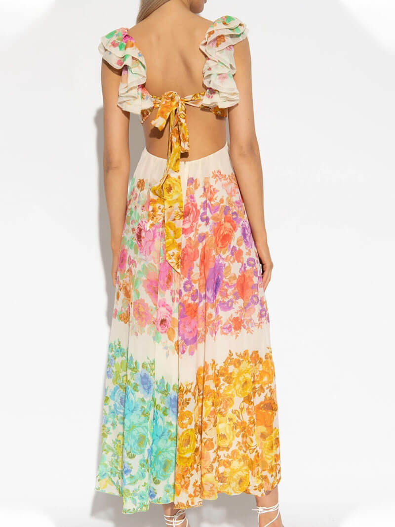 Vloeiende dames zomerjurk met v-hals en levendige meerkleurige bohemian print, een echte eyecatcher.