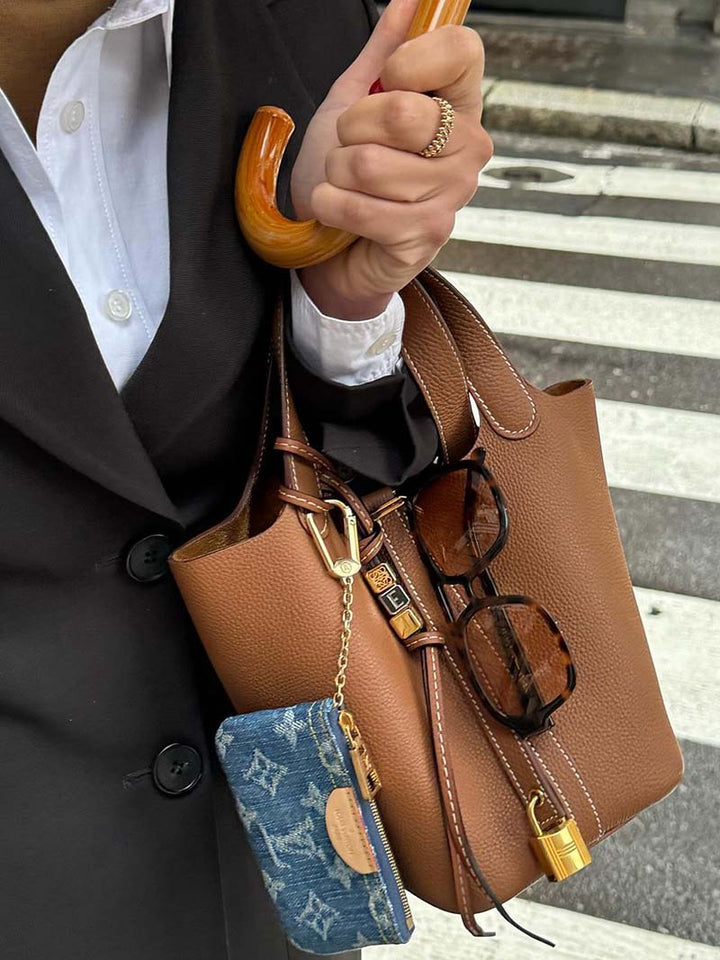 Praktische handtas voor vrouwen met korte hengsels, perfect voor het georganiseerd meenemen van essentials.