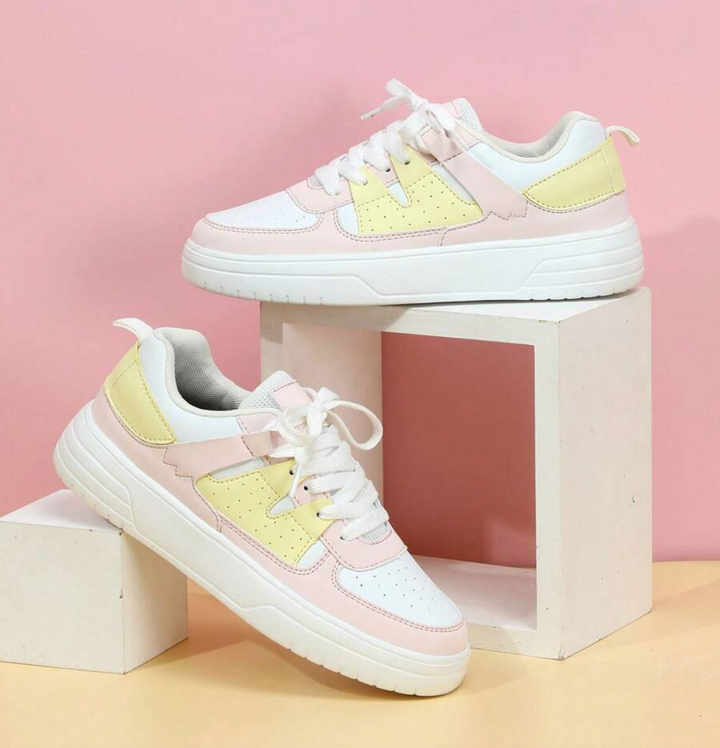 Zijkant van trendy Isabelle dames sneakers, toont unieke patroon en comfortabele pasvorm.