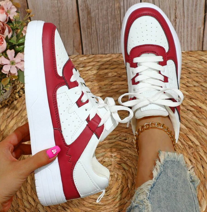 Achteraanzicht van stijlvolle Isabelle dames sneakers, toont merklogo en uniek hielontwerp.