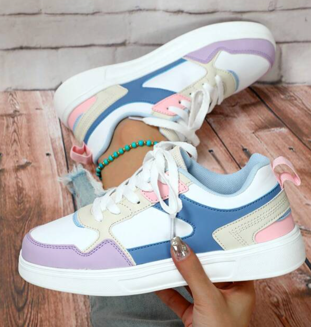 Een paar gloednieuwe Isabelle dames sneakers, klaar om je look te verfrissen met comfort.