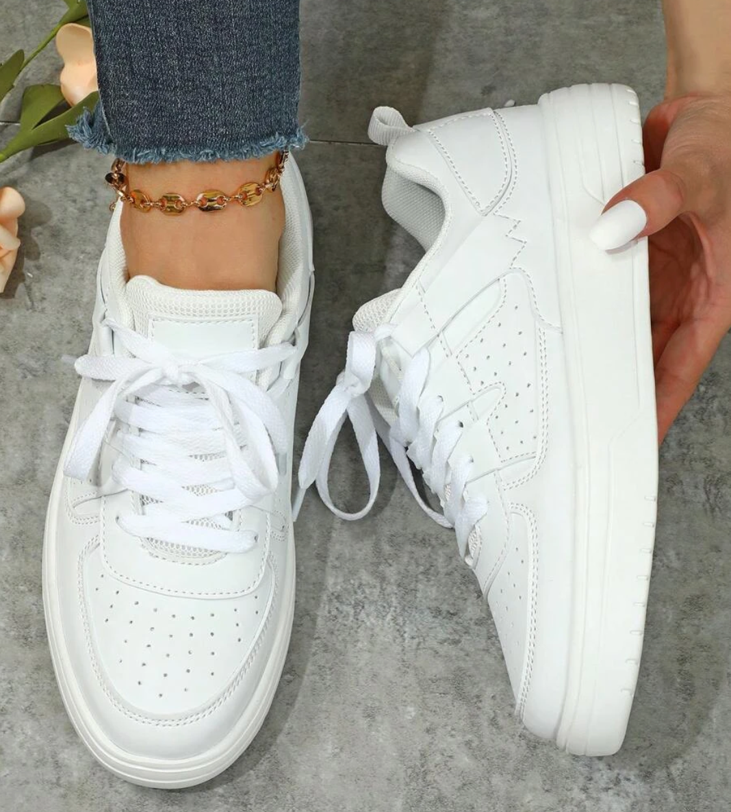 Close-up van Isabelle dames sneakers, benadrukt hoogwaardige stof en levendige prints.
