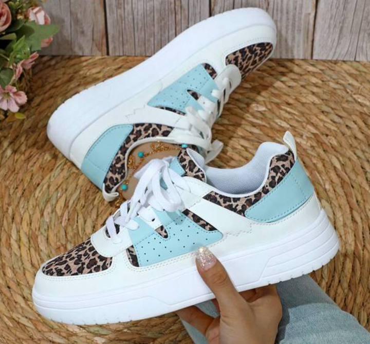 Vrouw draagt comfortabele Isabelle dames sneakers, ideaal voor actieve zomerdagen.