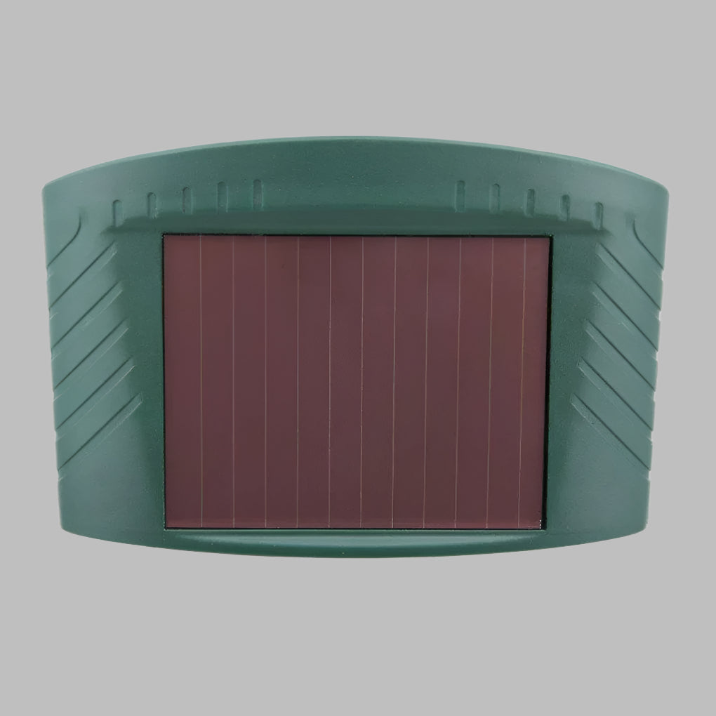 Detail van ultrasone konijnenverjager met zonne-energie paneel. Efficiënte, diervriendelijke ongediertebestrijding buiten.