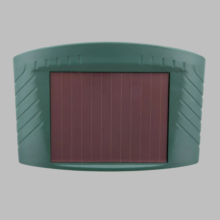Detail van ultrasone konijnenverjager met zonne-energie paneel. Efficiënte, diervriendelijke ongediertebestrijding buiten.