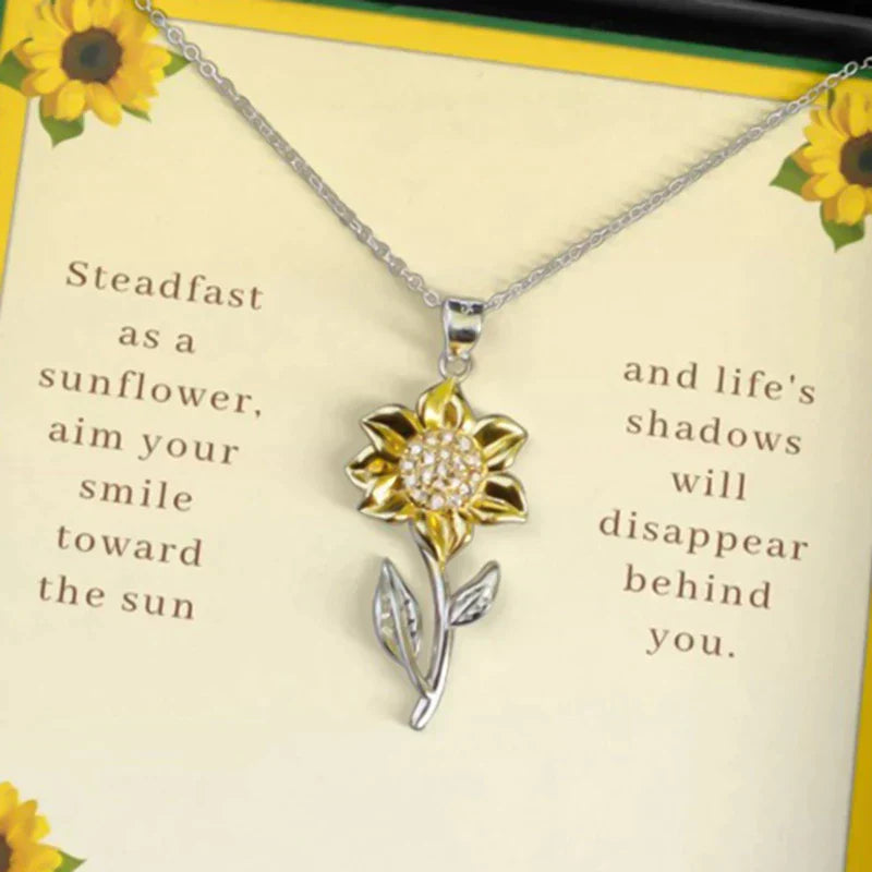 Close-up van goud vergulde sterling zilveren halsketting met gedetailleerde zonnebloemhanger.