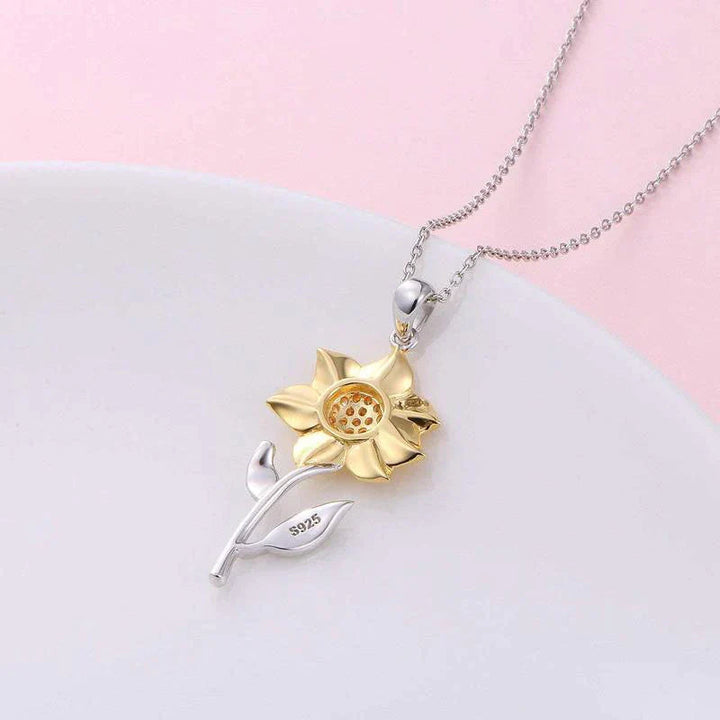 Goud vergulde damesketting Marélie, met glanzende zonnebloem hanger van sterling zilver, een chic accessoire.