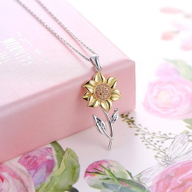 Elegant sieraad: minimalistische gouden ketting met zonnebloem symbool van positiviteit, ideaal cadeau vrouw.