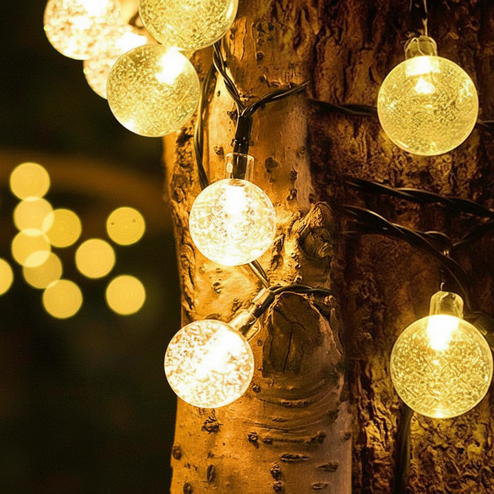 Sfeervolle LED buitenverlichting op zonne-energie. Waterdichte lichtslinger voor tuinfeesten.