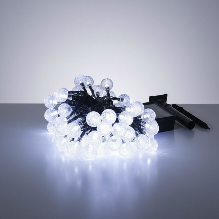 Energiezuinige LED lichtslinger op zonne-energie, creëert magische sfeer in je buitenruimte.
