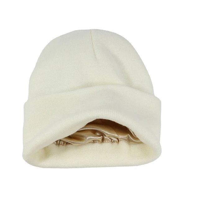 Stijlvolle dames beanie, gebreide wintermuts met haarvriendelijke satijnen voering. Ideaal tegen pluishaar.