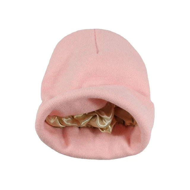 Zachte dames wintermuts met haarvriendelijke voering. Biedt warmte, stijl en beschermt je haar tegen pluizen.