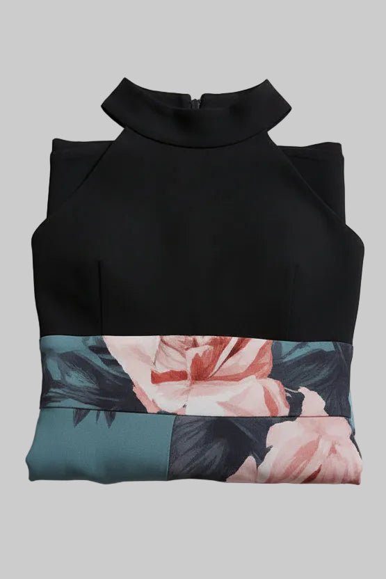Zomerse dames maxijurk met vrolijke bloemenprint. Comfortabele mouwloze jurk voor strand of stad.