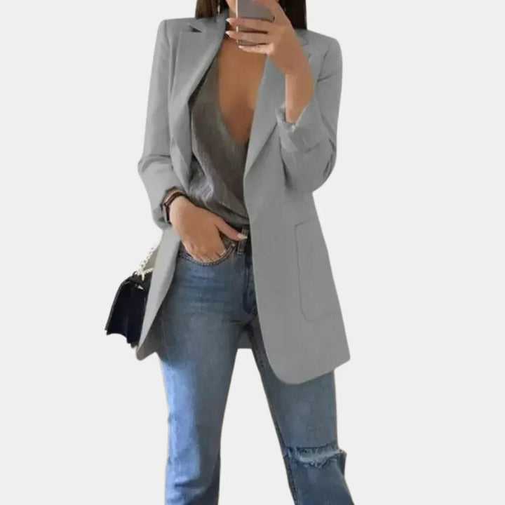 Lange en elegante Nova dames blazer, slim fit pasvorm voor een moderne, chique look. Geschikt voor elke gelegenheid.