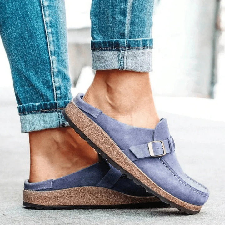 Model draagt Hoymans unisex comfort sandalen, toont casual zomerstijl en voetcomfort voor iedereen.