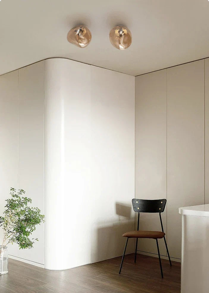 Hedendaagse wandlamp met glazen kap, perfect voor minimalistische ruimtes.