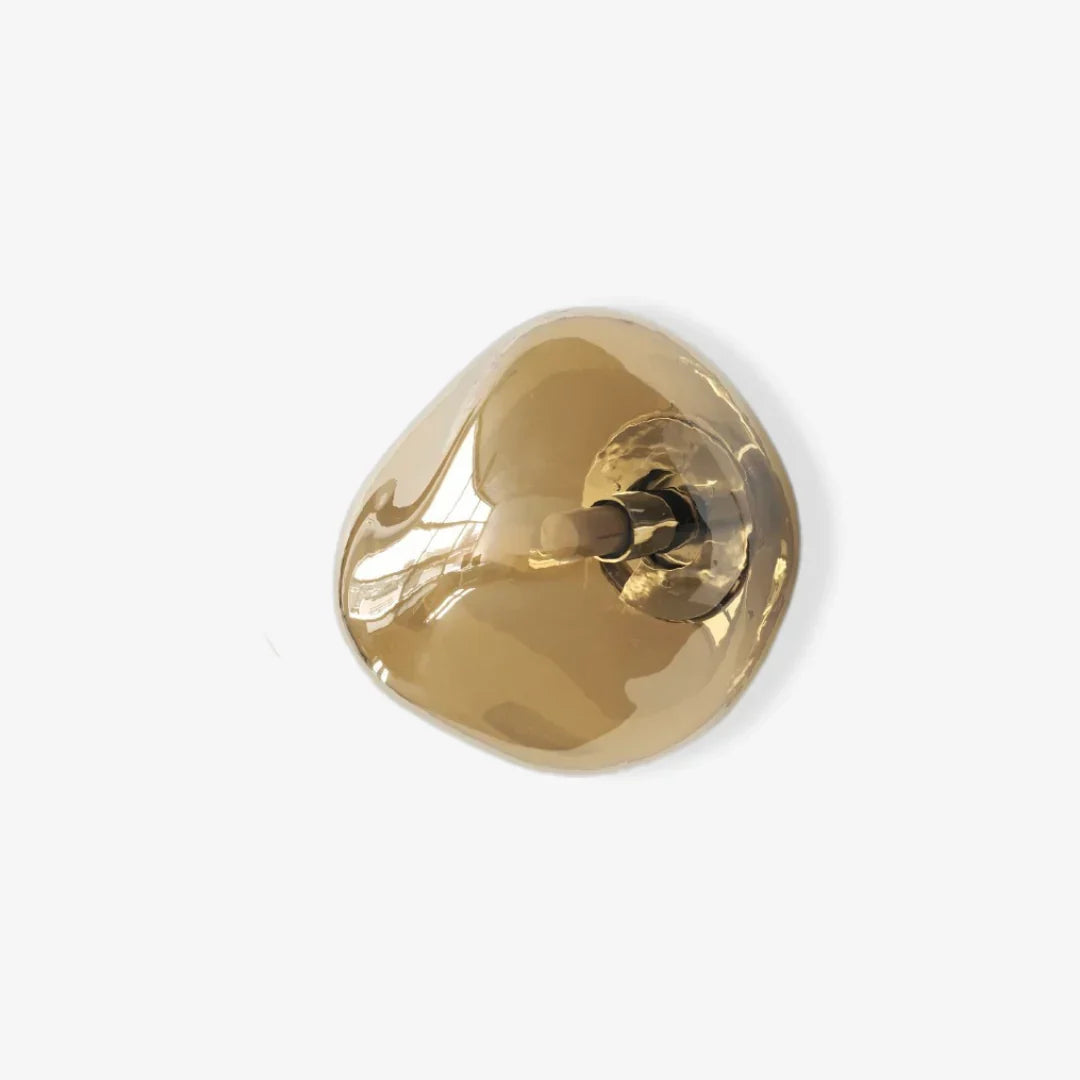Zwarte metalen en glazen wandlamp, verlicht stijlvol uw hal.