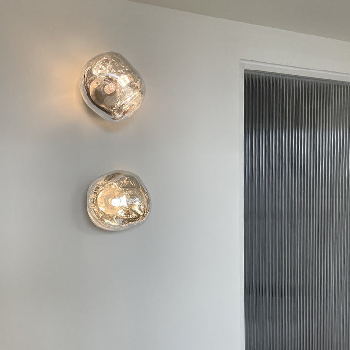 Elegante glazen wandlamp, verlicht uw slaapkamer met zacht licht.