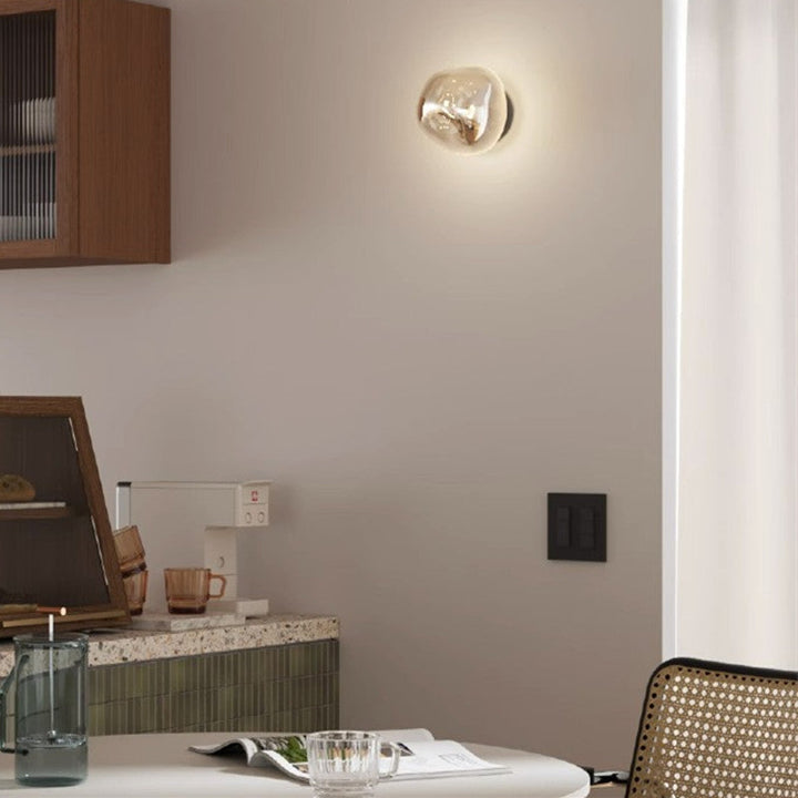 Luxe design wandlamp van glas, voor een exclusieve touch in uw woonkamer.