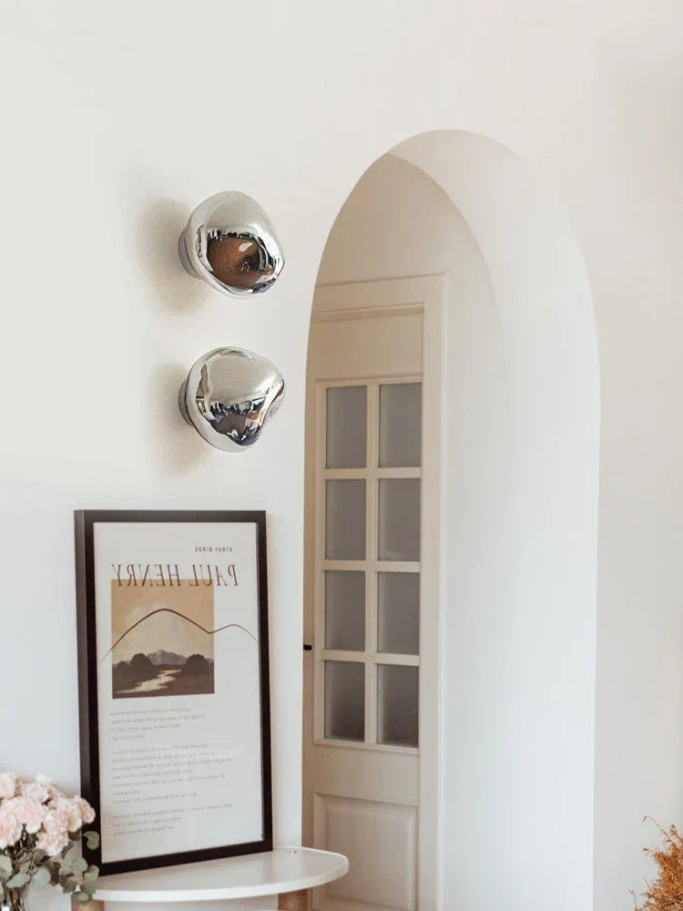 Decoratieve verlichting: moderne glazen wandlamp voor een unieke ambiance.