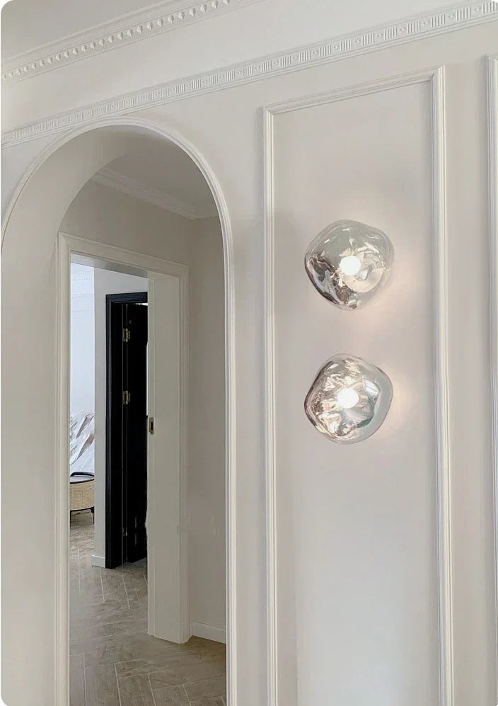 Binnenverlichting: minimalistische glazen wandlamp, eenvoudig en stijlvol.