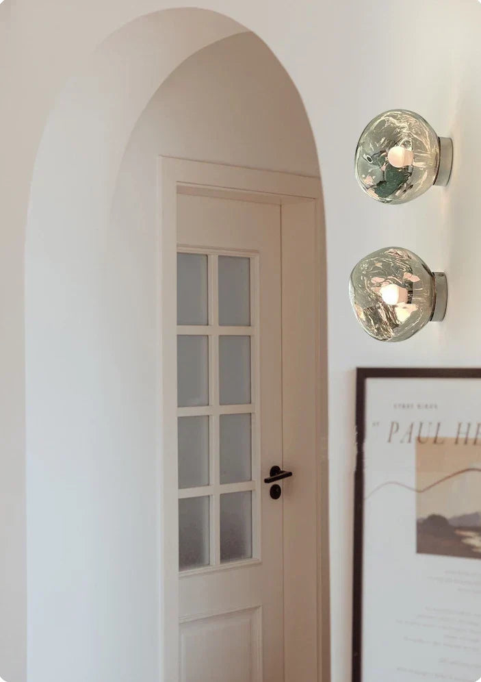 Design glazen wandlamp, een statement stuk voor uw eetkamer of kantoor.