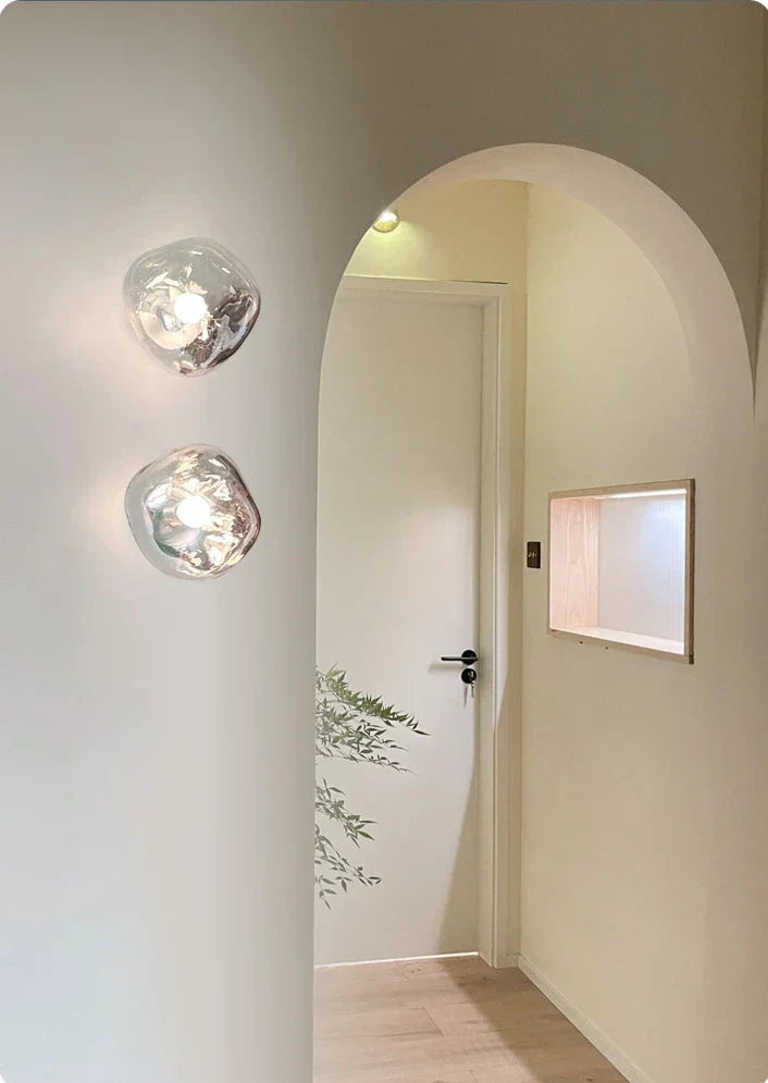 Luxe wandlamp van glas, met aandacht voor detail en afwerking.