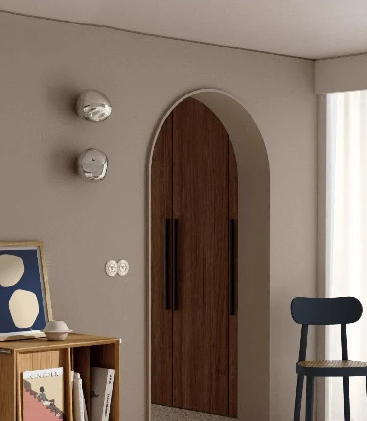 Glazen wandlamp, perfect om accenten te leggen in een modern interieur.