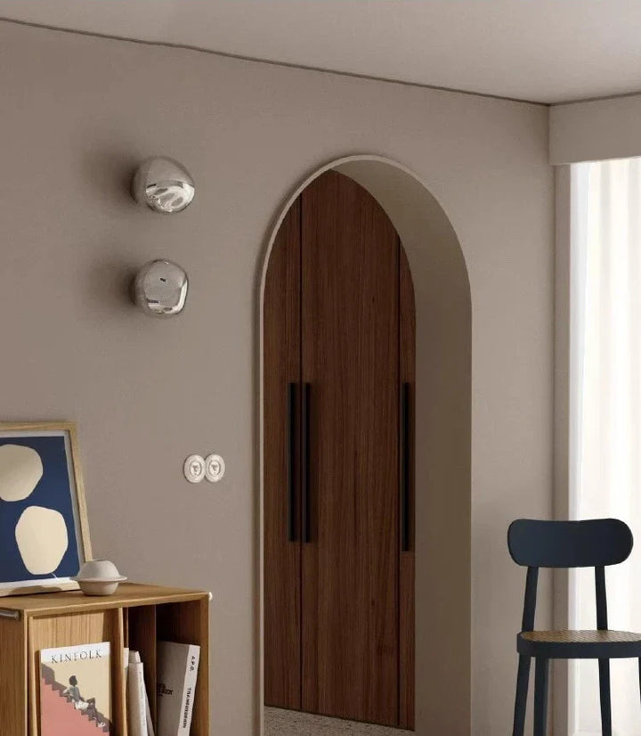 Glazen wandlamp, perfect om accenten te leggen in een modern interieur.