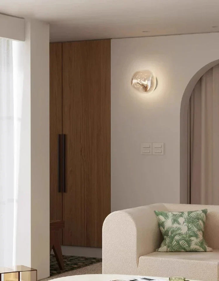 Eigentijdse glazen wandlamp, voegt functionaliteit en stijl toe aan uw muur.