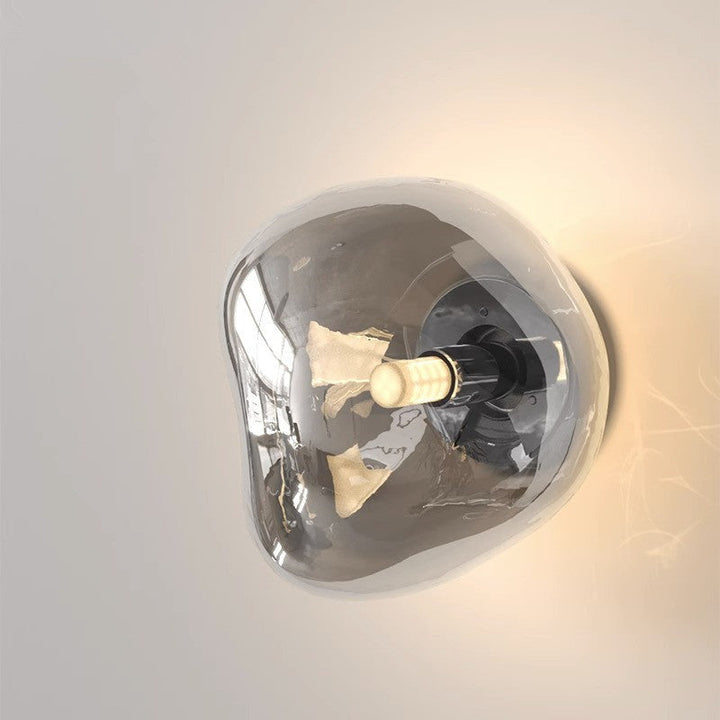 Luxe glazen wandlamp, creëert een warme ambiance in slaapkamers.