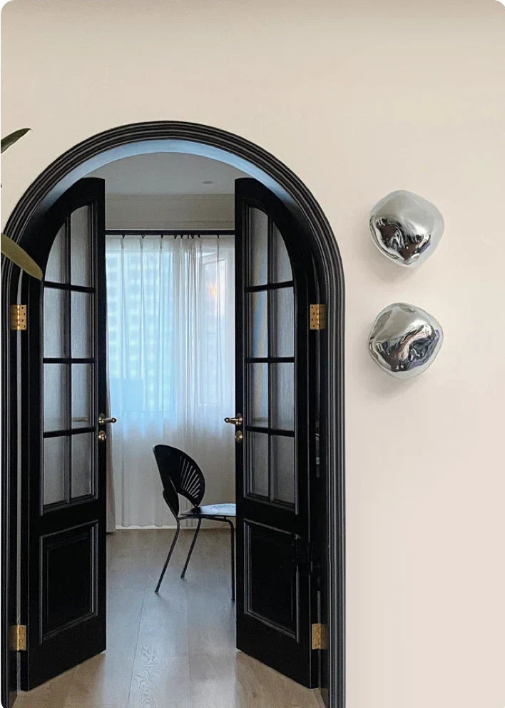 Design wandlamp van glas, gemonteerd voor een chique uitstraling in huis.