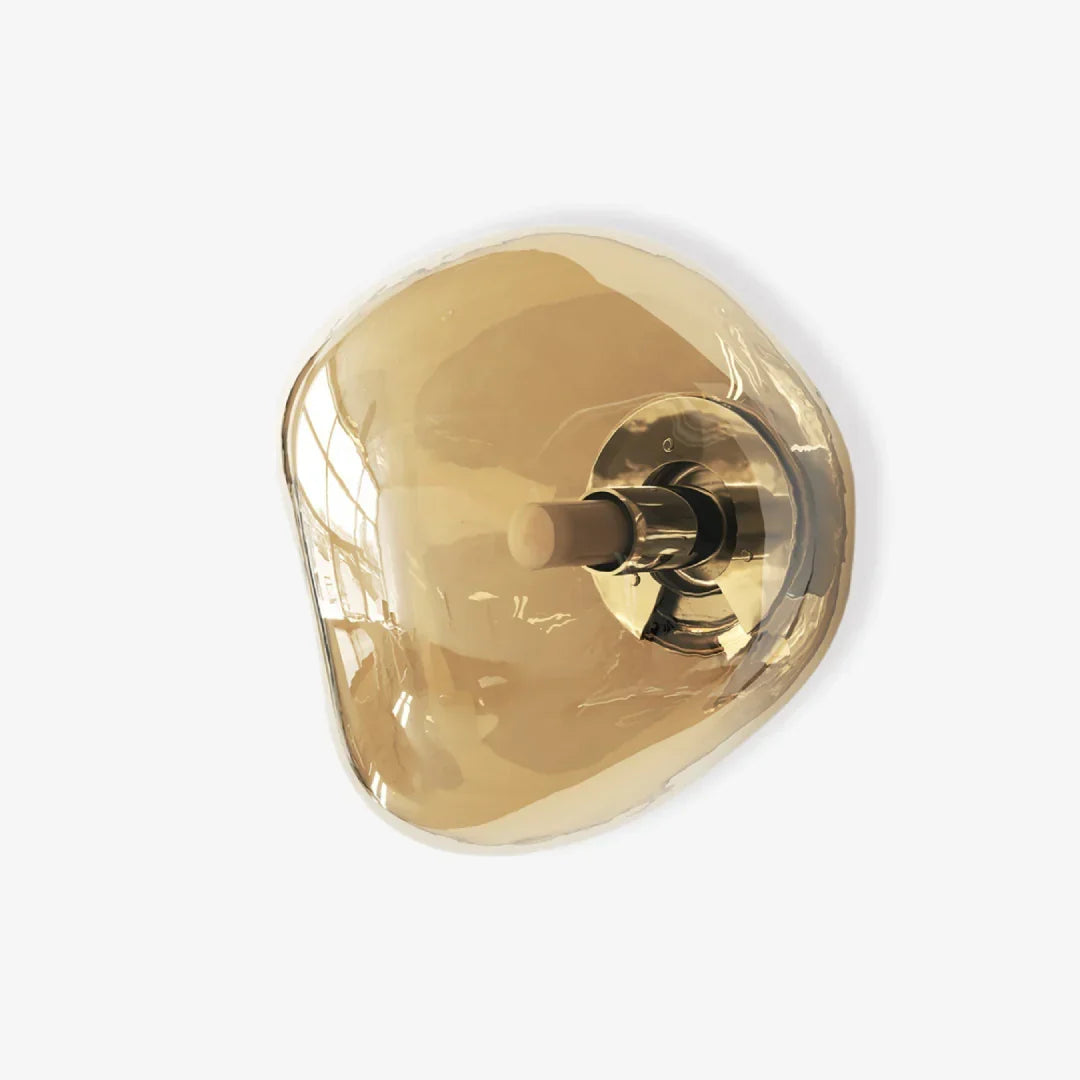 Sfeerverlichting: een moderne glazen wandlamp die warm licht verspreidt.