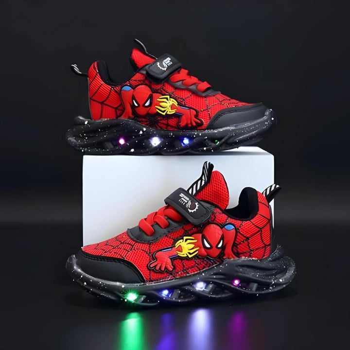 Vrolijke kinder sneakers met oplichtende LED zolen, rennende kindervoetjes in het donker, cadeau voor kind.