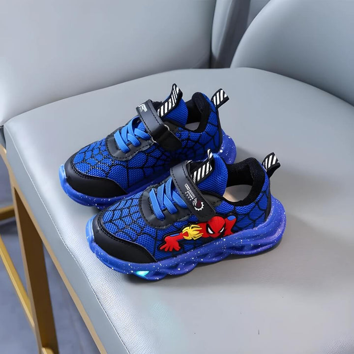 Moderne kinder LED schoenen met klittenband, zij-aanzicht toont heldere lichtjes en sportieve stijl.