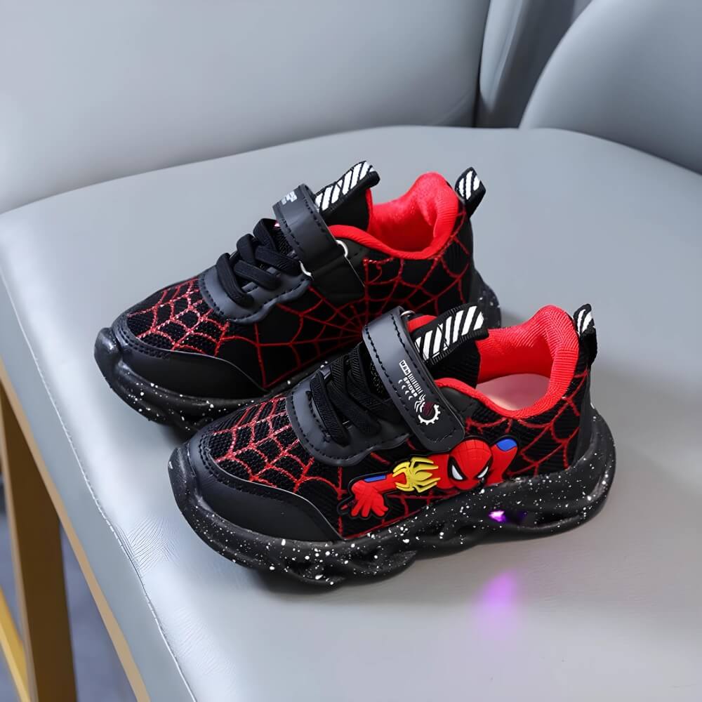 Detailopname van de LED zool van een kindersneaker, toont de ingebouwde lichtjes en de flexibele constructie.