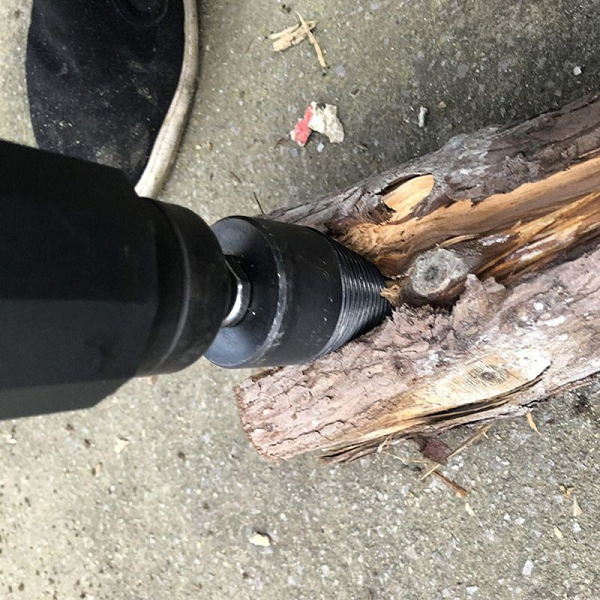 Efficiënte booradapter voor houtklover. Snel en gemakkelijk haardhout splijten, ideaal voor boomstammen.