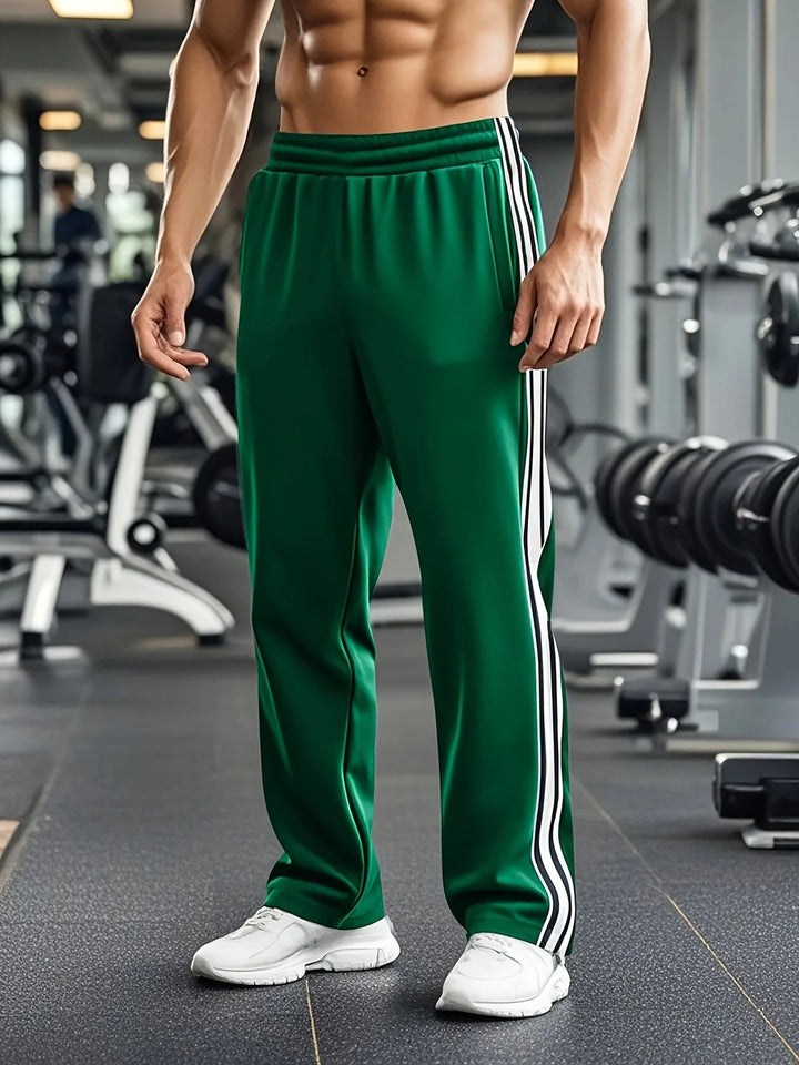 Moderne heren trainingsbroek met contrasterende zijstreep, ideaal voor activewear.