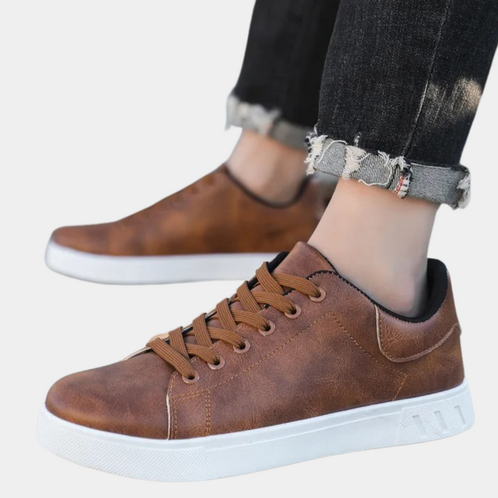 Bruine heren sneakers met veters, trendy design en ondersteunende zool. Ideaal voor casual comfort.