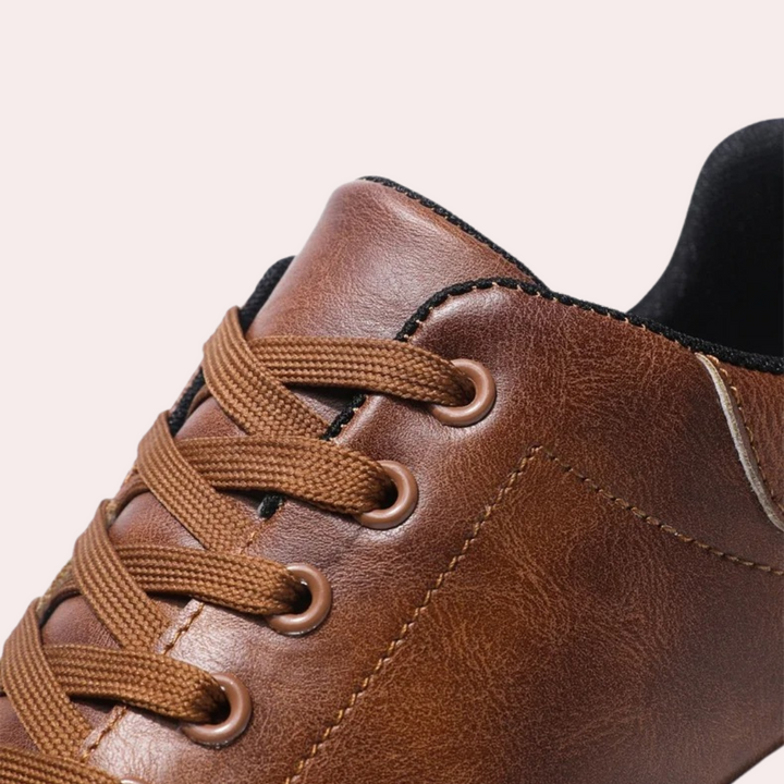 Zwarte heren sportschoenen met vetersluiting, comfortabele pasvorm en ondersteunende zool voor dagelijks gemak.