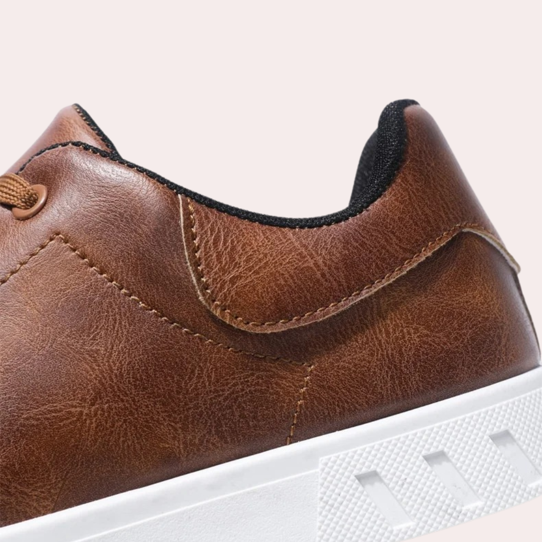 Comfortabele heren sportschoenen met ondersteunende zool en vetersluiting, ideaal voor een actieve levensstijl.