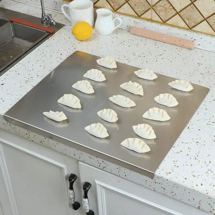 Robuuste RVS snijplank met opstaande rand, perfect voor deeg kneden, koken en als hygiënische werkbladbeschermer.